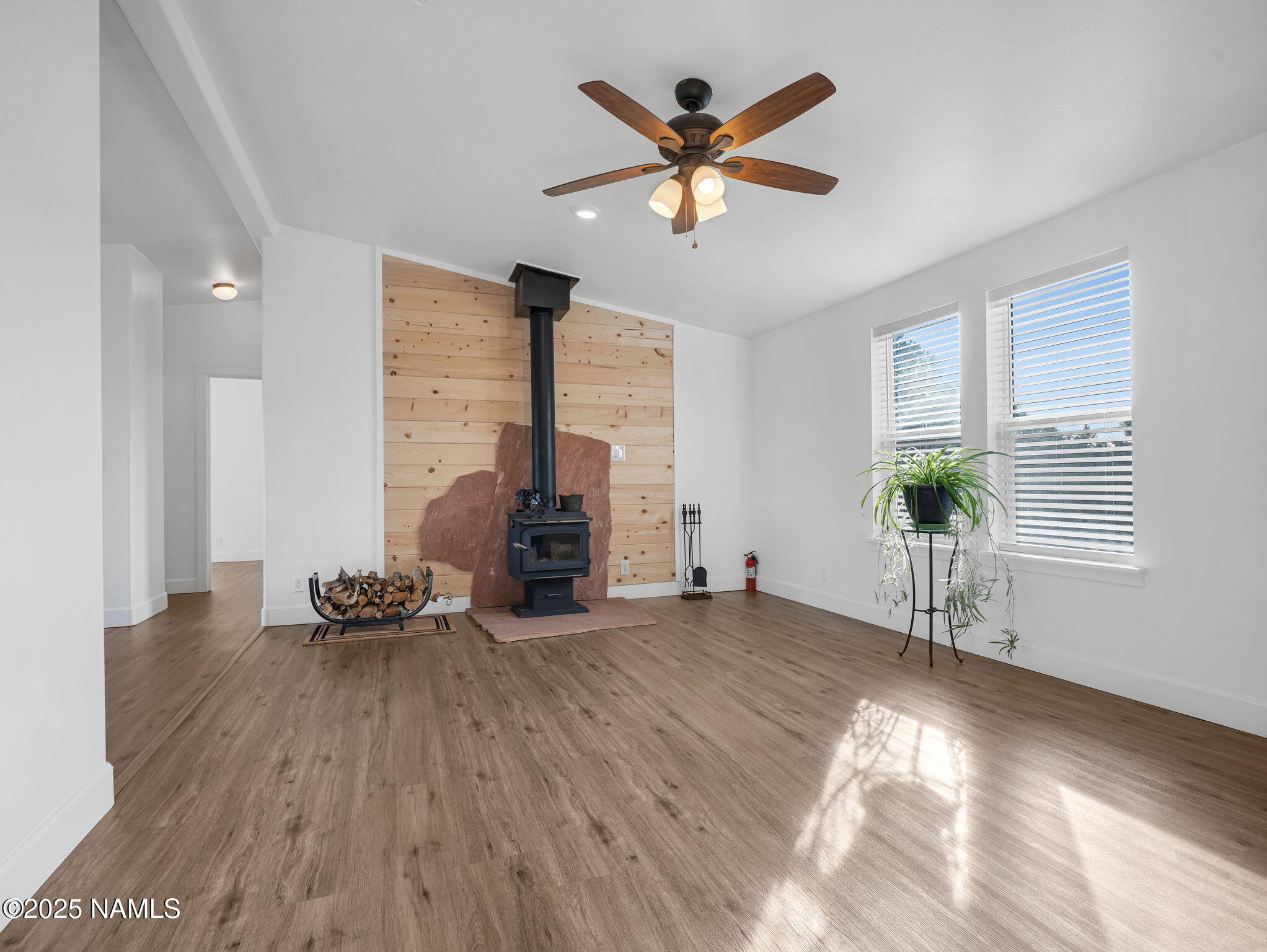 2705 West Honeysuckle Road Williams, AZ 86046 - Photo 5 of 37 Living Room