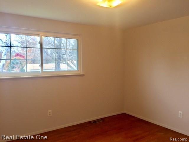 30072 Merrick Warren, MI 48092 - Photo 19 of 27 3rd bedroom facing front