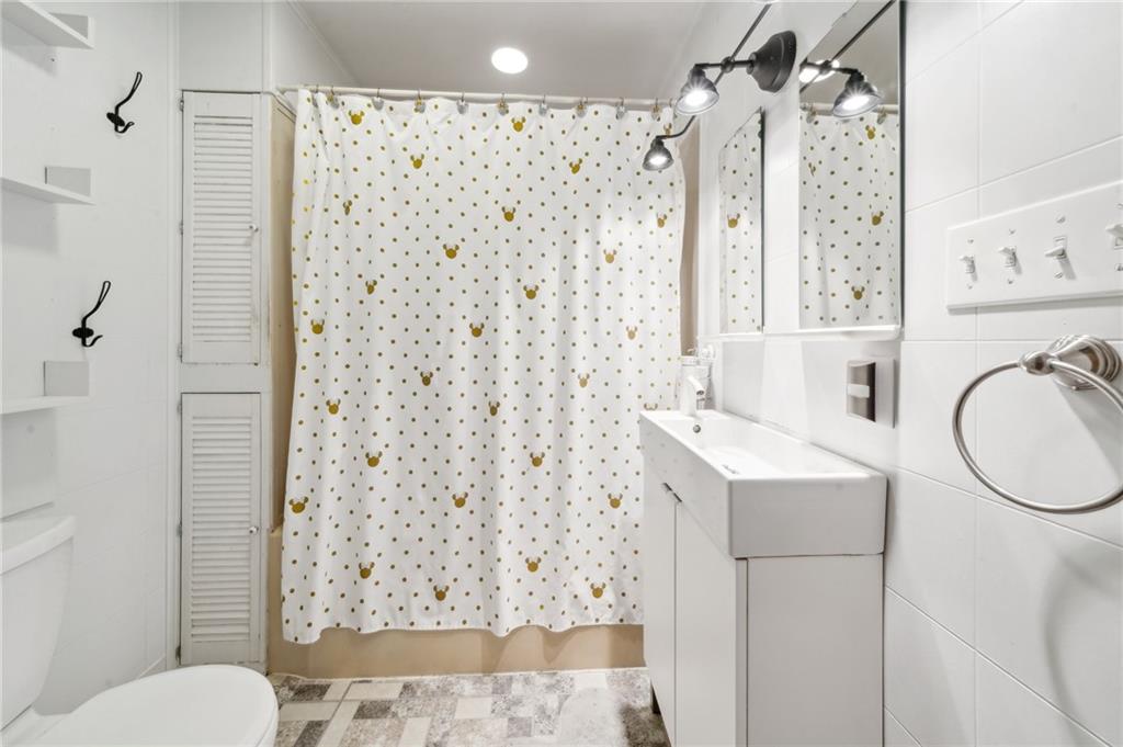 401 Finley Road Pittsburgh, PA 15239 - Photo 23 of 35 a bathroom with a sink toilet and shower