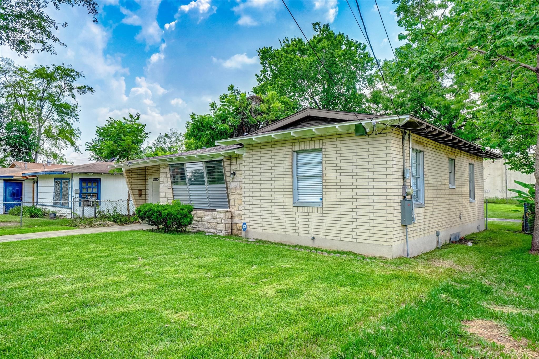 4440 Castor Street Houston, TX 77022 - Photo 28 of 30 a backyard of a house with plants and large tree