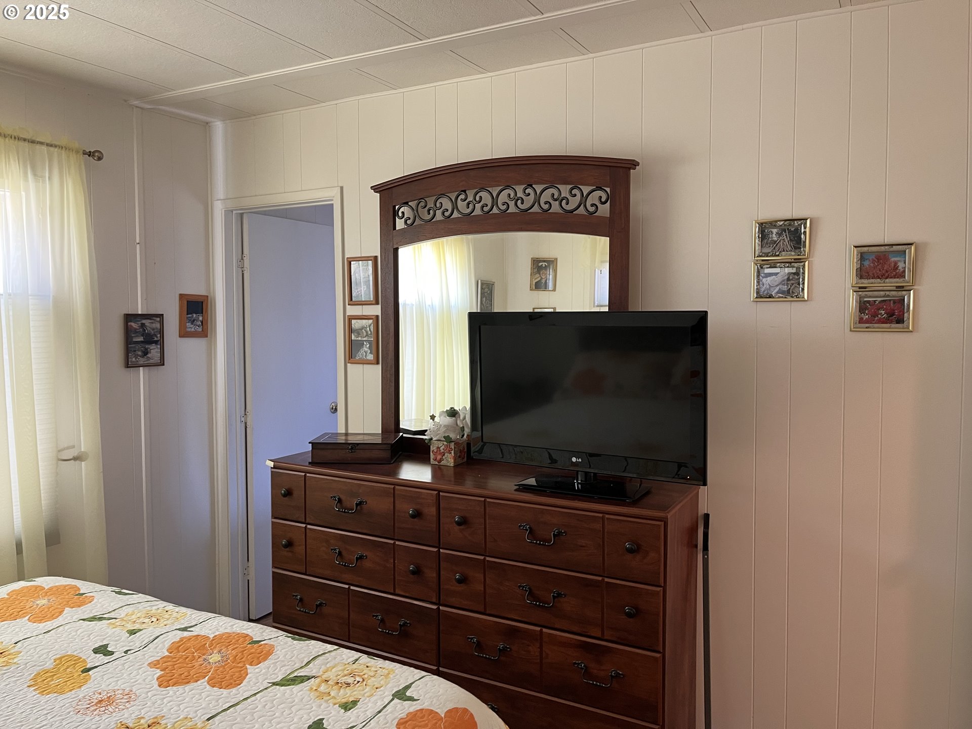 83763 Highway 101, Unit 10 Florence, OR 97439 - Photo 29 of 34 a room with a bed and a flat screen tv