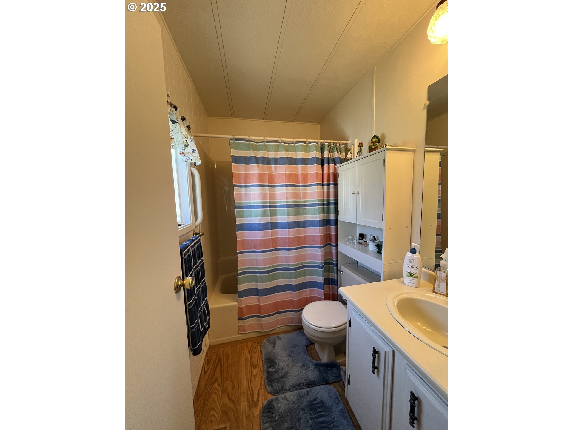 83763 Highway 101, Unit 10 Florence, OR 97439 - Photo 31 of 34 a bathroom with a shower toilet and sink