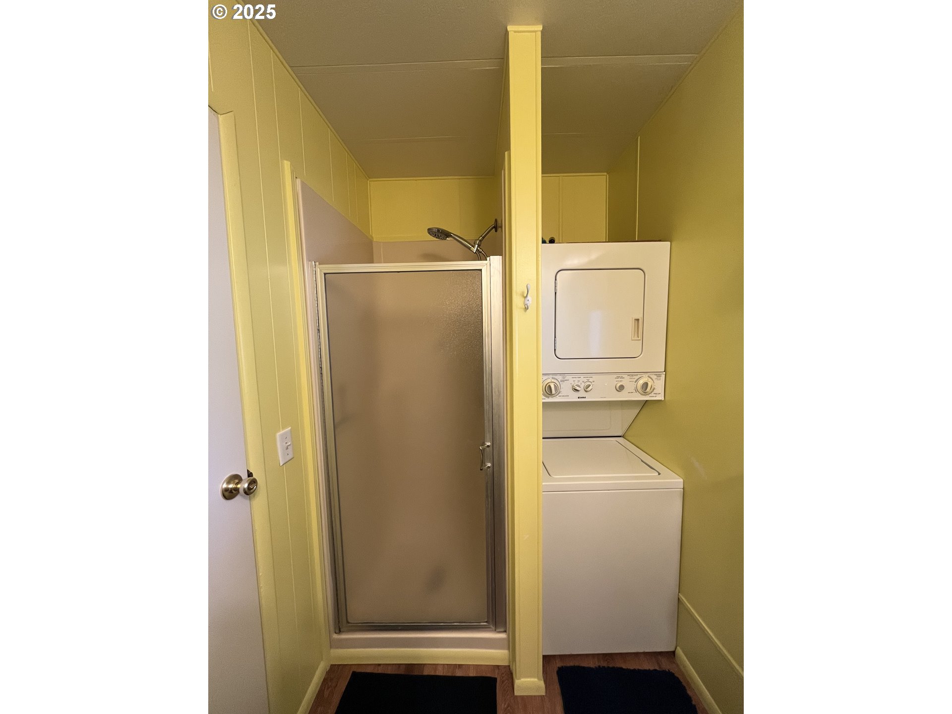 83763 Highway 101, Unit 10 Florence, OR 97439 - Photo 33 of 34 a bathroom with a sink and a mirror