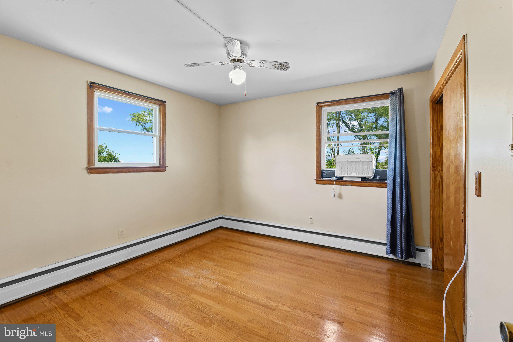 5422 Woodbine Road Woodbine, MD 21797 - Photo 23 of 39 Bright and airy room with windows.