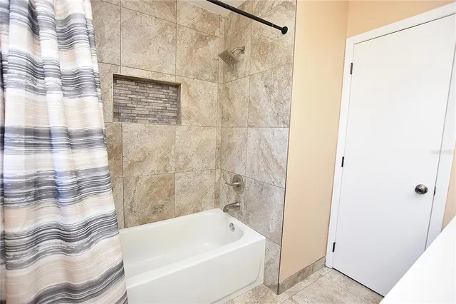 a view of a backyard