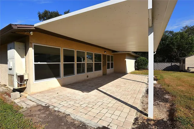 a view of a backyard