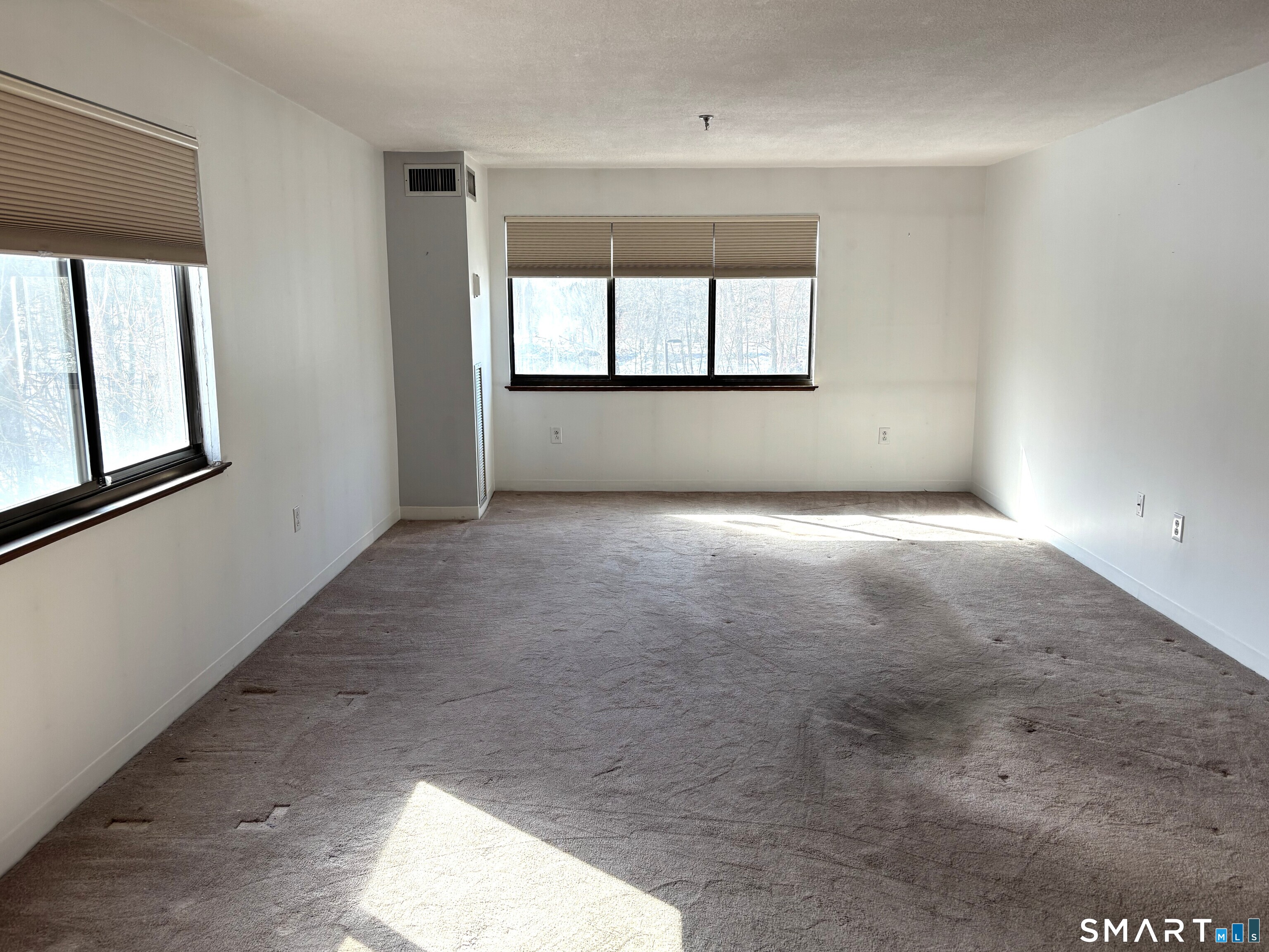 16 Putter Drive, Unit 207S Wallingford, CT 06492 - Photo 14 of 15 an empty room with windows