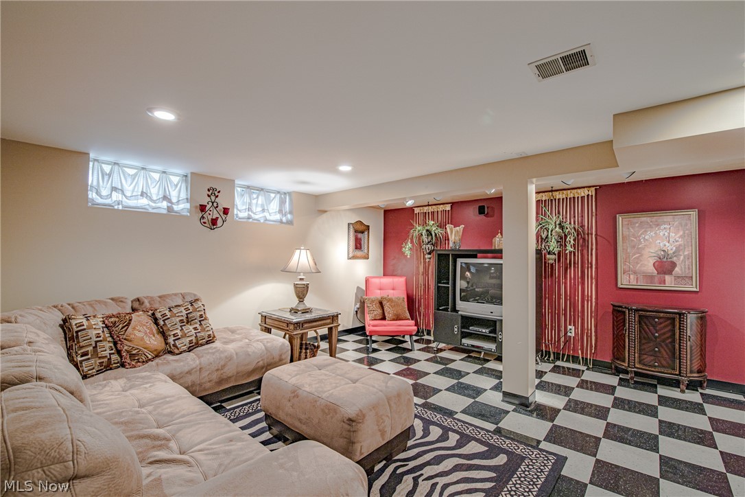 8115 Snow Road Parma, OH 44129 - Photo 16 of 25