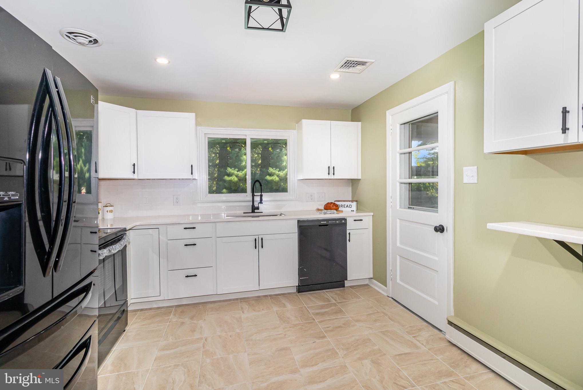 6695 Jonestown Road Harrisburg, PA 17112 - Photo 13 of 38 Eat-in Kitchen
