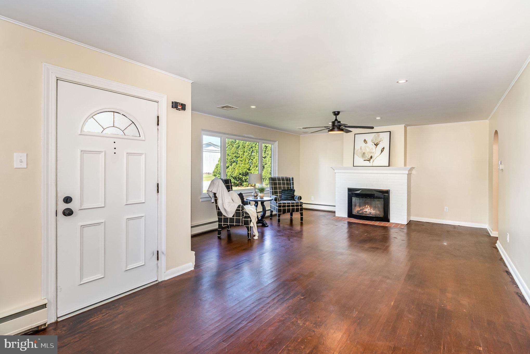 6695 Jonestown Road Harrisburg, PA 17112 - Photo 8 of 38 View of Living Room area