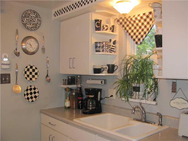 3 Robinhood Road Green Tree, PA 15220 - Photo 11 of 25 Kitchen. Sparkling Clean and a Place for Everything