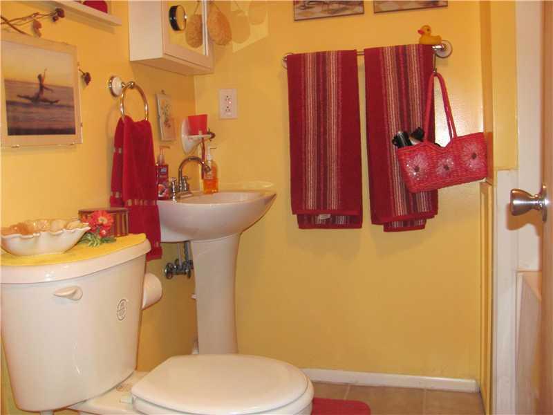 3 Robinhood Road Green Tree, PA 15220 - Photo 16 of 25 Full Bath. Alll New Bath with Jet Spray Bath Tub