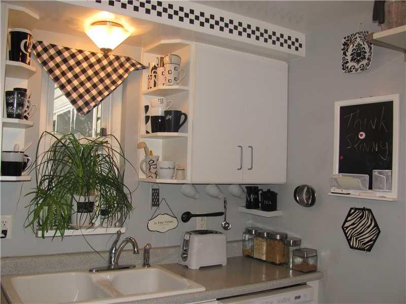 3 Robinhood Road Green Tree, PA 15220 - Photo 24 of 25 Kitchen.