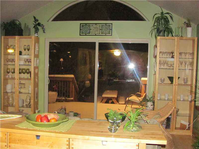 3 Robinhood Road Green Tree, PA 15220 - Photo 9 of 25 Family Room. Refleclts the "TLC" of the Present Owner