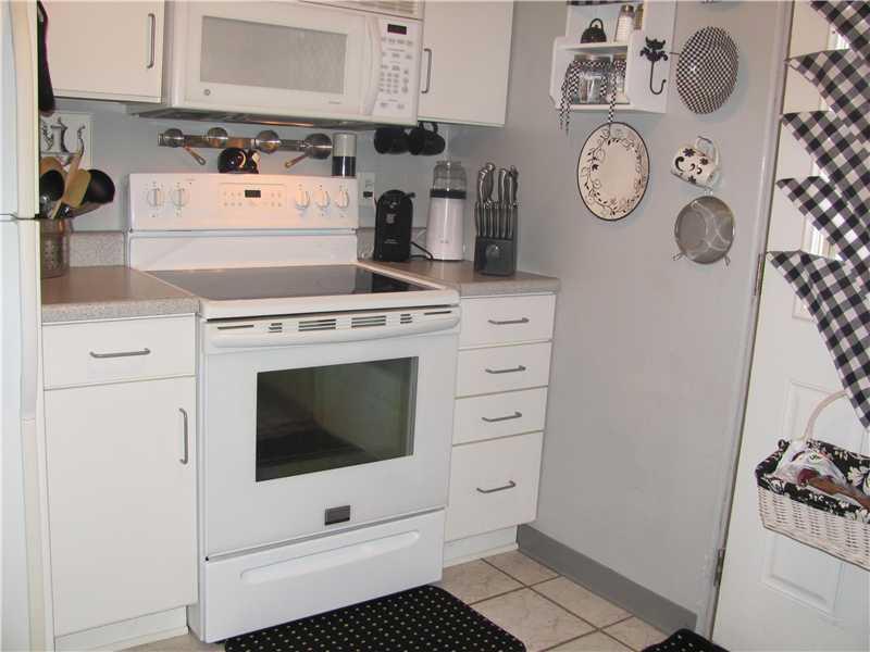 3 Robinhood Road Green Tree, PA 15220 - Photo 10 of 25 Kitchen. Perfectly Maintained. A Place for Everything.