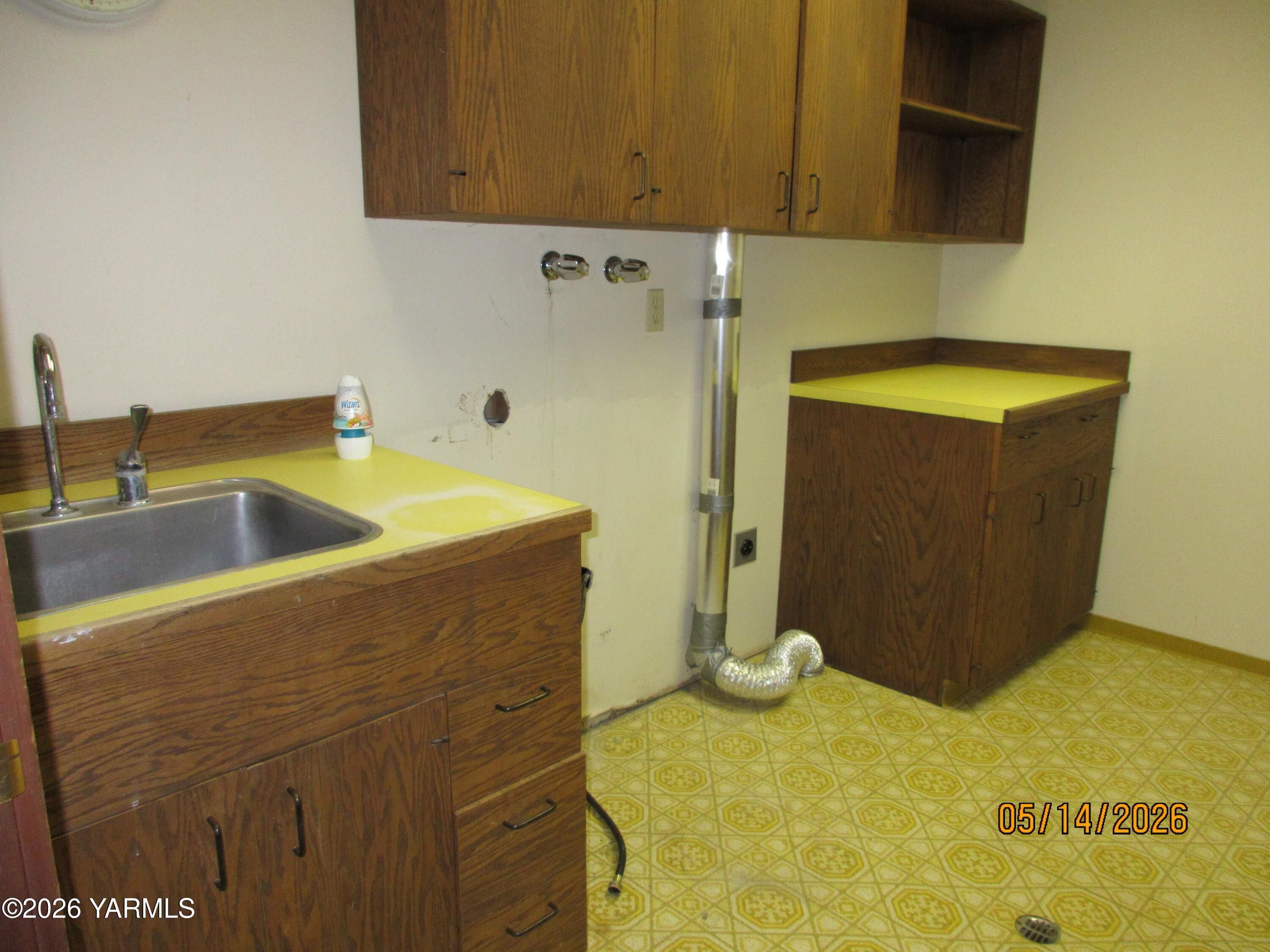 1303 Nightingale Road Wapato, WA 98951 - Photo 15 of 26 a bathroom with a sink