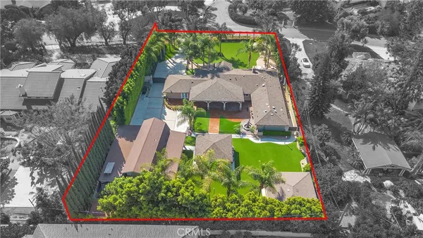 a view of a house with a yard