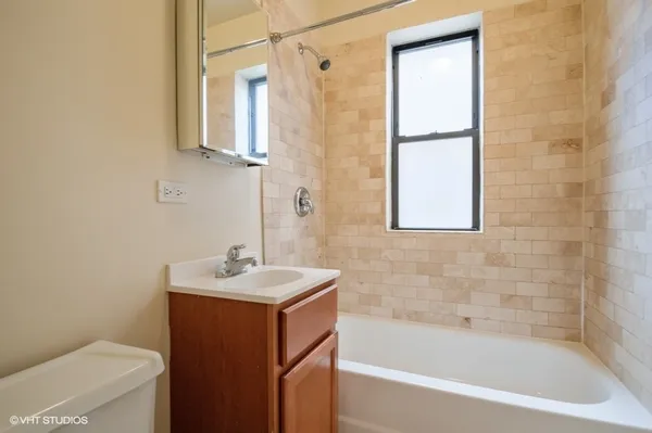 $3,000 | 3511 North Racine Avenue, Unit 3E, Chicago, IL 60657