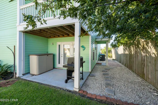 a view of a house with backyard and trees