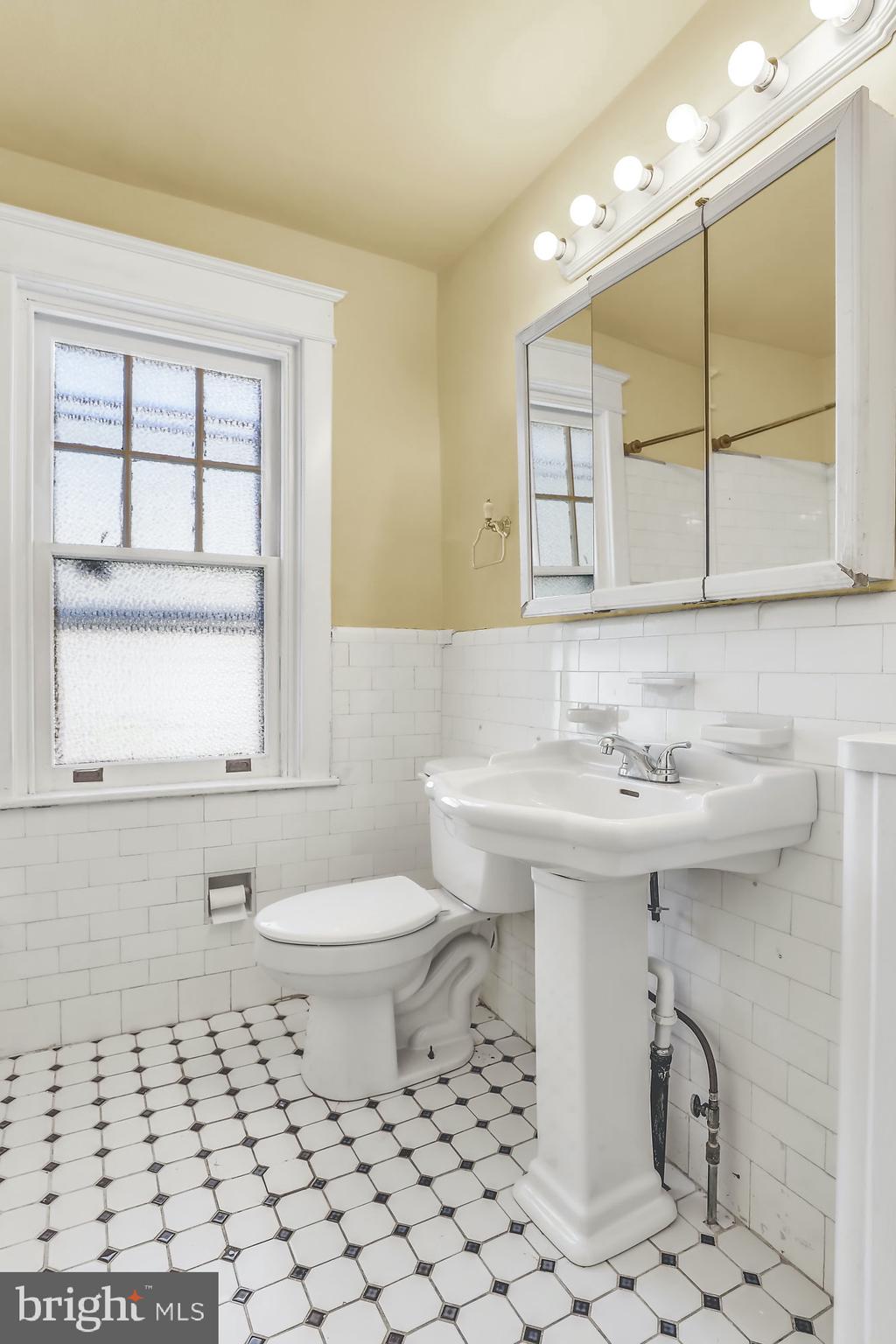 109 Chatham Road Upper Darby, PA 19082 - Photo 23 of 31 Full Bathroom