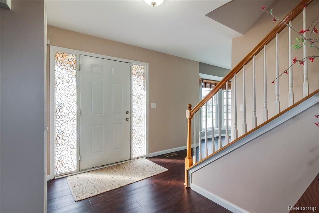 1460 Lee Wood Ridge Road Walled Lake, MI 48390 - Photo 4 of 37 Foyer