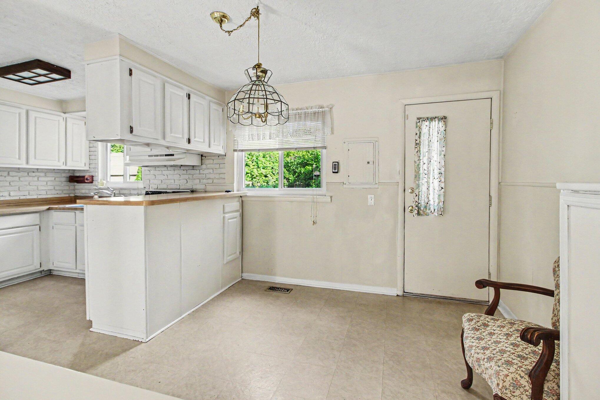 1307 Fall River Road Ypsilanti, MI 48198 - Photo 11 of 30 012_file_4987