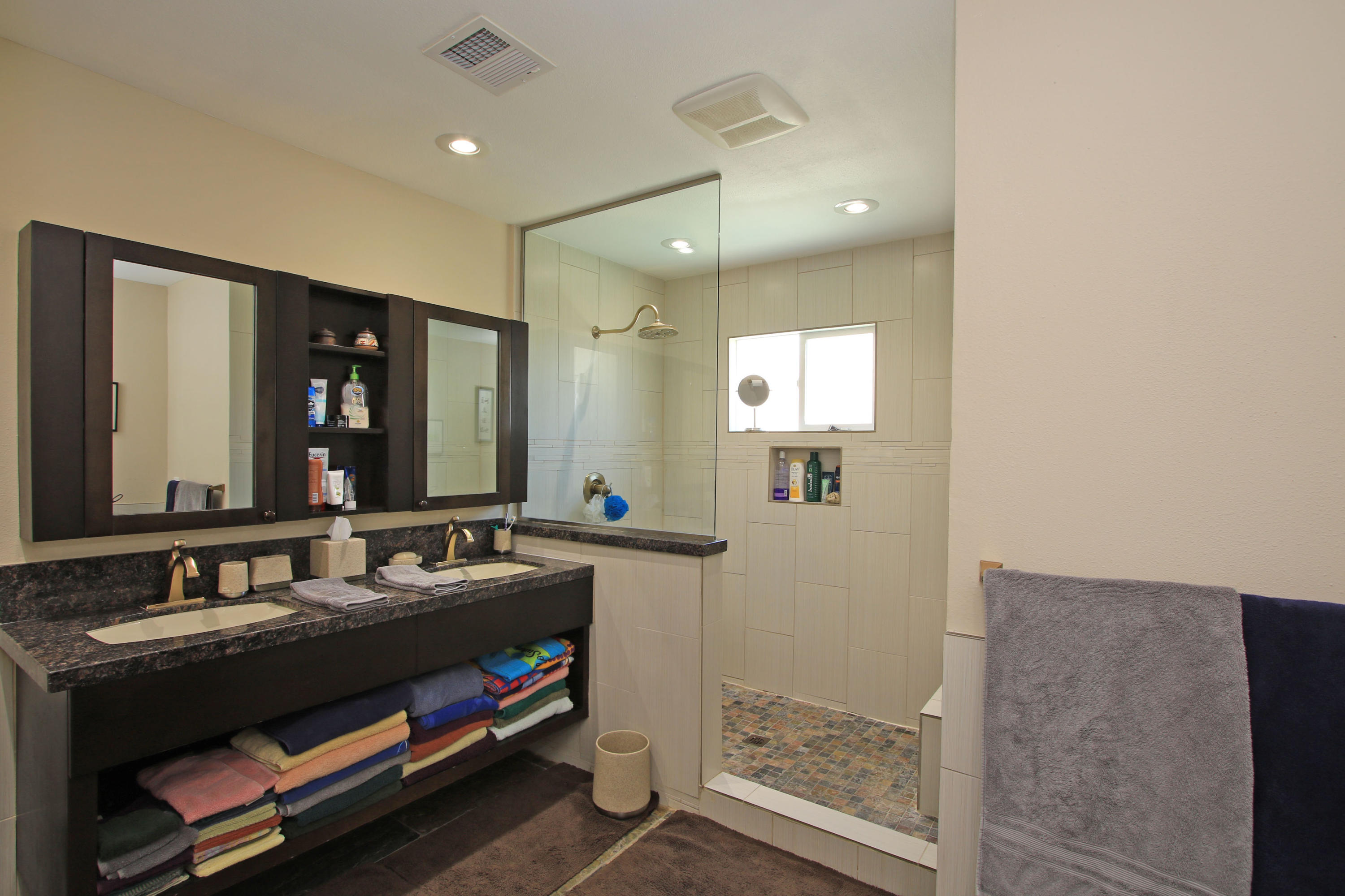 39730 Regency Way Palm Desert, CA 92211 - Photo 28 of 35 a bathroom with a sink double vanity and a mirror
