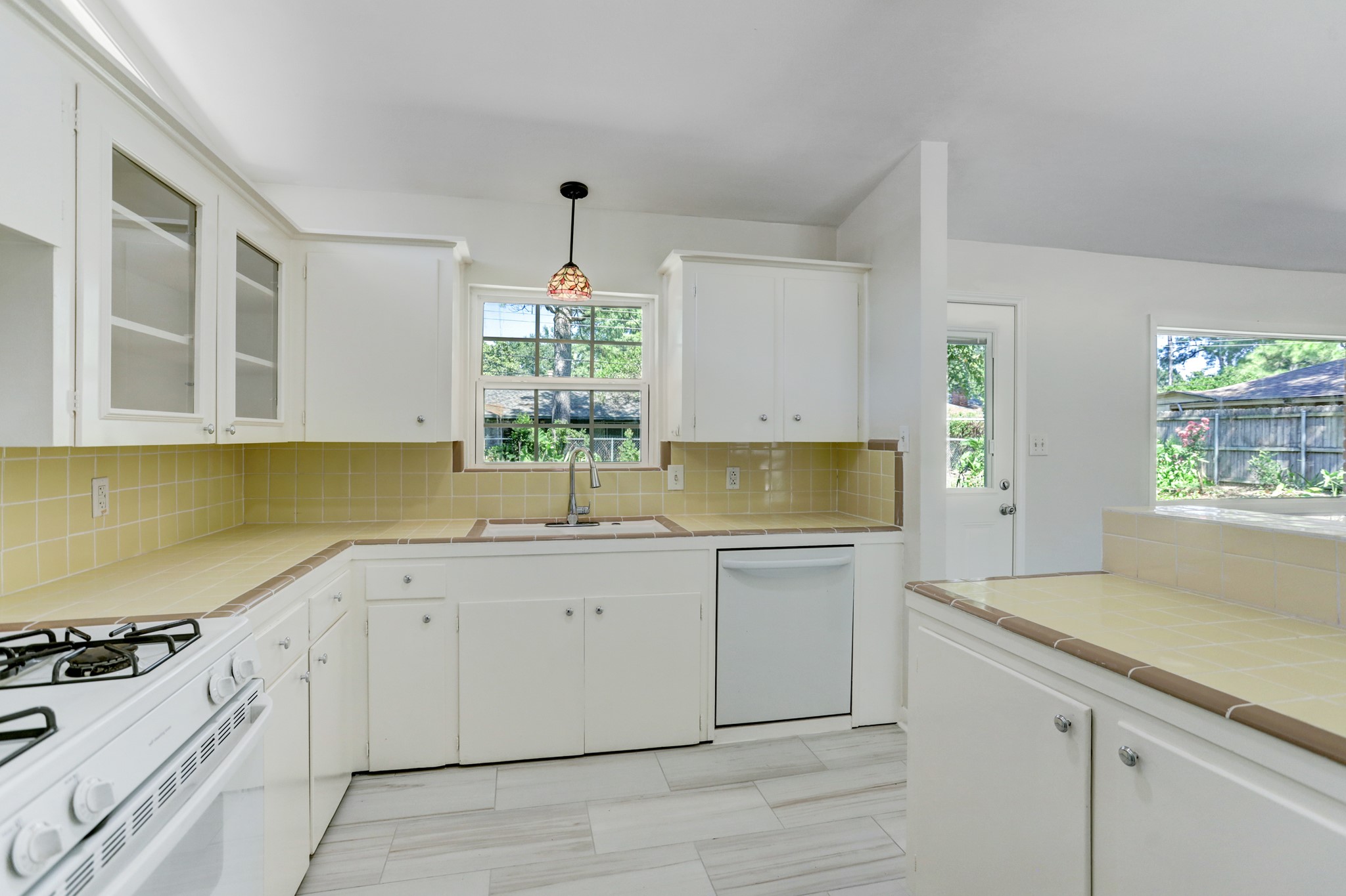 10226 Ivyridge Road Houston, TX 77043 - Photo 12 of 37 Cheerful tile and open to the both the living and breakfast/dining areas