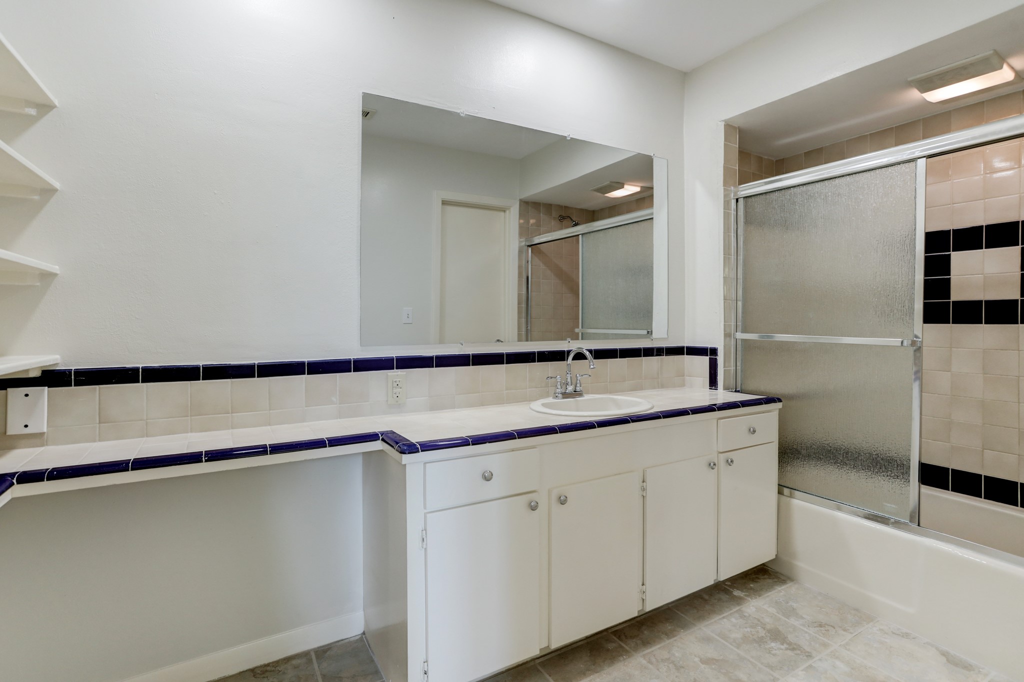 10226 Ivyridge Road Houston, TX 77043 - Photo 16 of 37 Primary bathroom