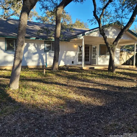 a view of a house with backyard