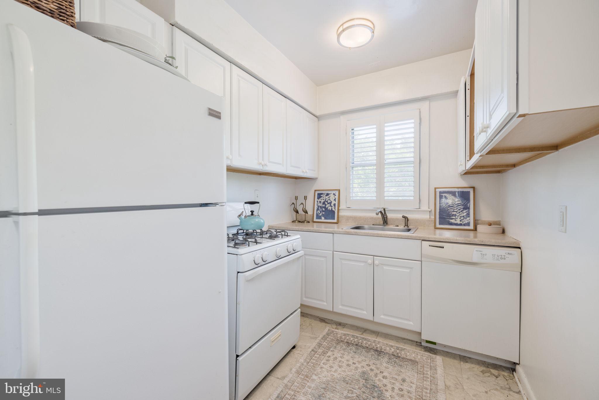 2500 Q Street Northwest, Unit 504 Washington, DC 20007 - Photo 3 of 18 Kitchen w/gas stove
