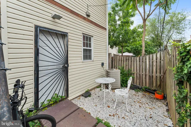 a view of a chair in backyard of the house