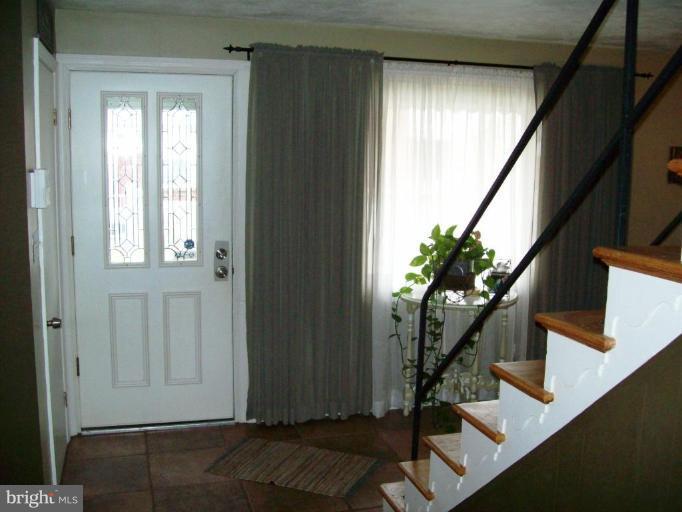 8207 North Boundary Road Dundalk, MD 21222 - Photo 13 of 30 Entrance / Foyer