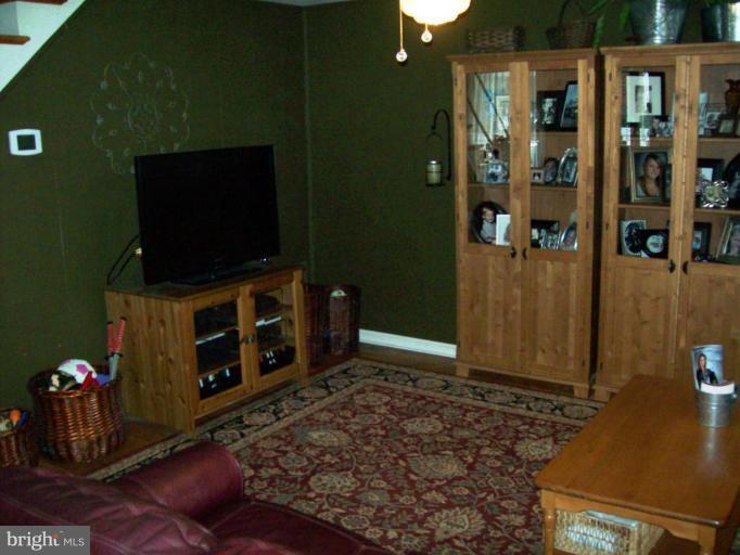 8207 North Boundary Road Dundalk, MD 21222 - Photo 7 of 30 Living Room