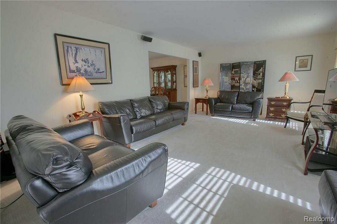 705 Foxhall Road Bloomfield Hills, MI 48304 - Photo 3 of 35 Living_Room.jpg