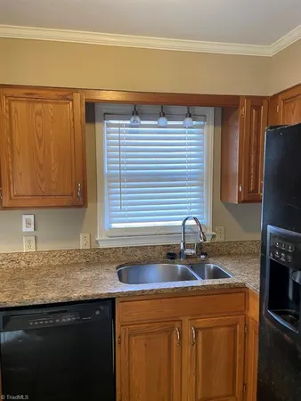 $1,800 | 4 Holdsworth Court, Greensboro, NC 27455