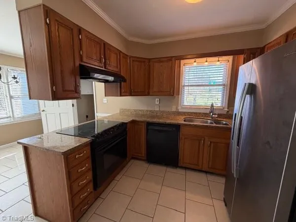 $1,800 | 4 Holdsworth Court, Greensboro, NC 27455