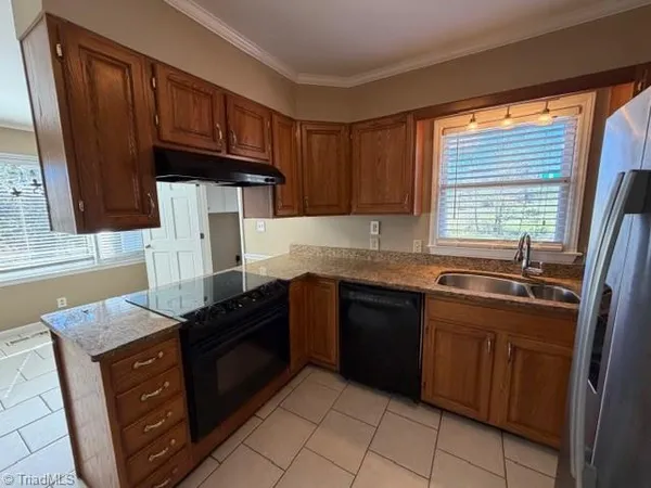 $1,800 | 4 Holdsworth Court, Greensboro, NC 27455