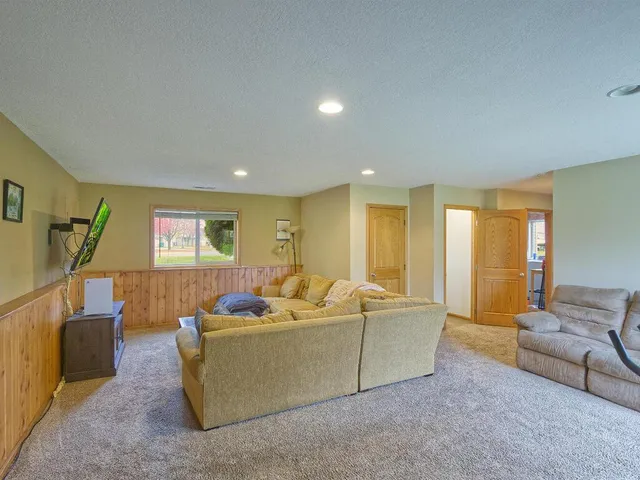 $289,900 | 151 8th Street South, Winsted, MN 55395