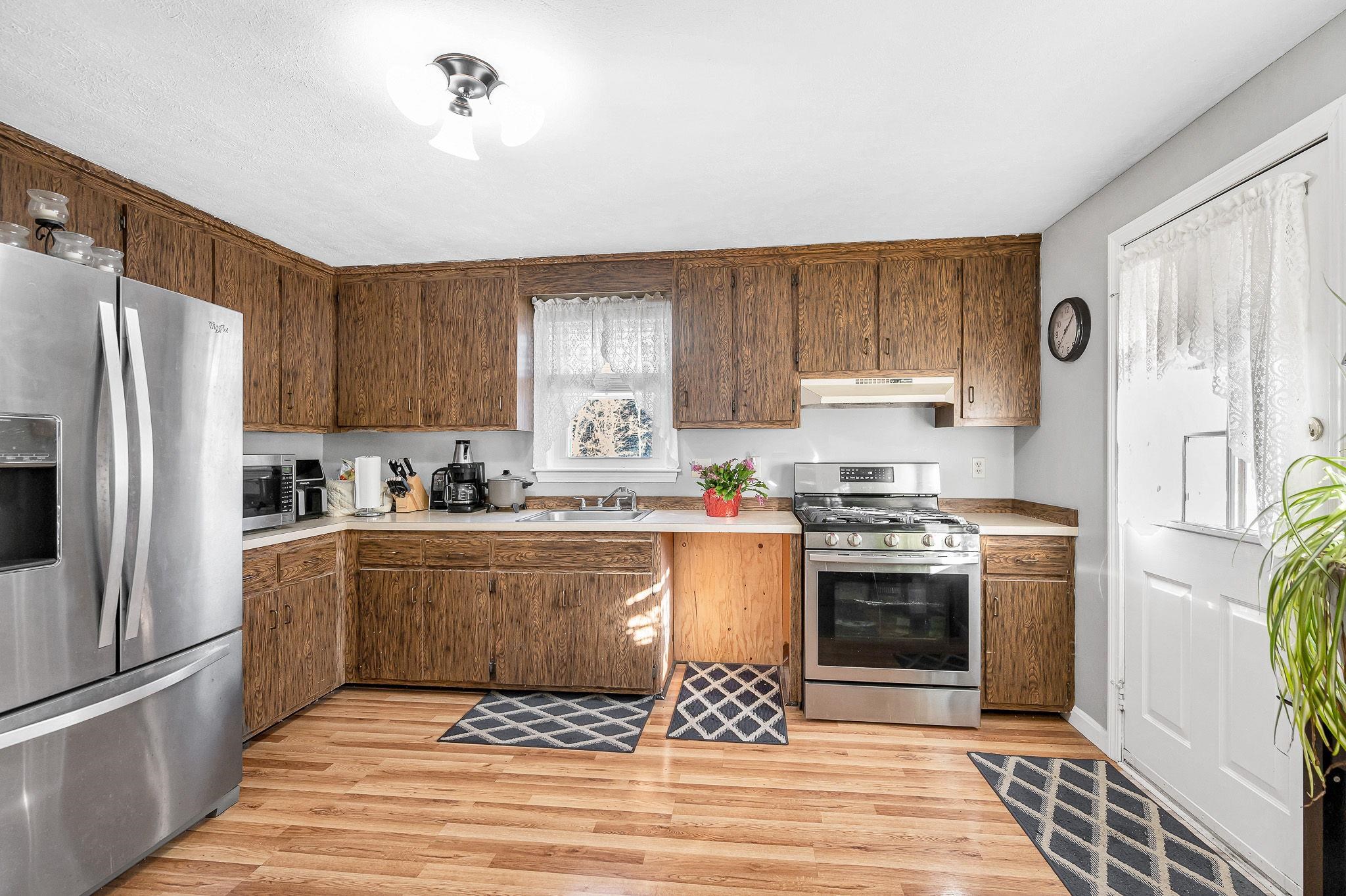 33 Iris Drive Merrimack, NH 03054 - Photo 3 of 36