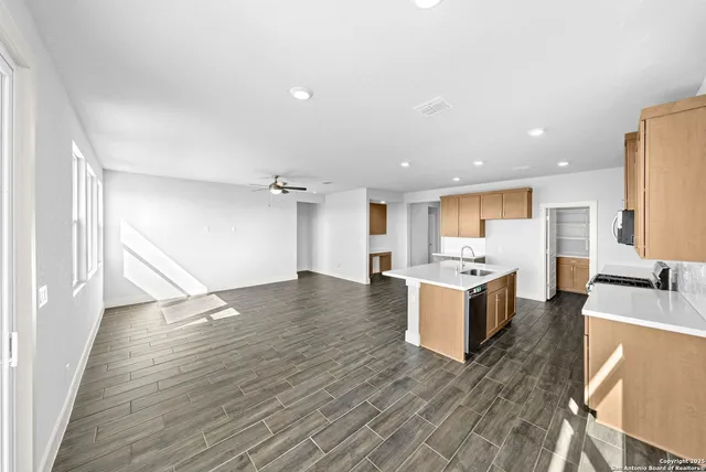 $2,295 | 7030 Hayes Horizon, San Antonio, TX 78233