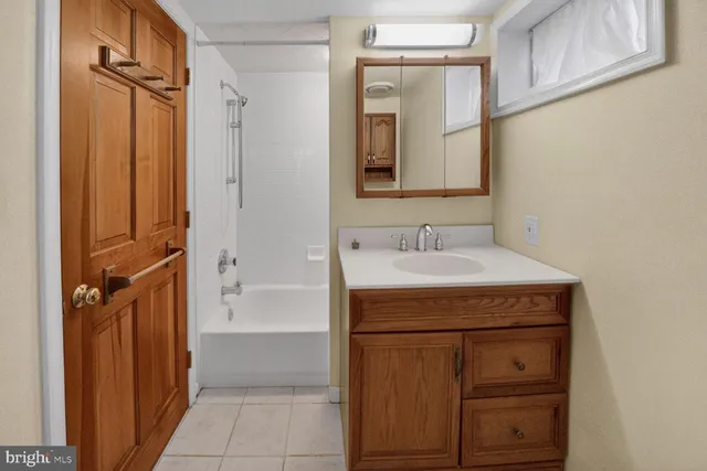 $3,925 | 6031 9th Street North, Arlington, VA 22205