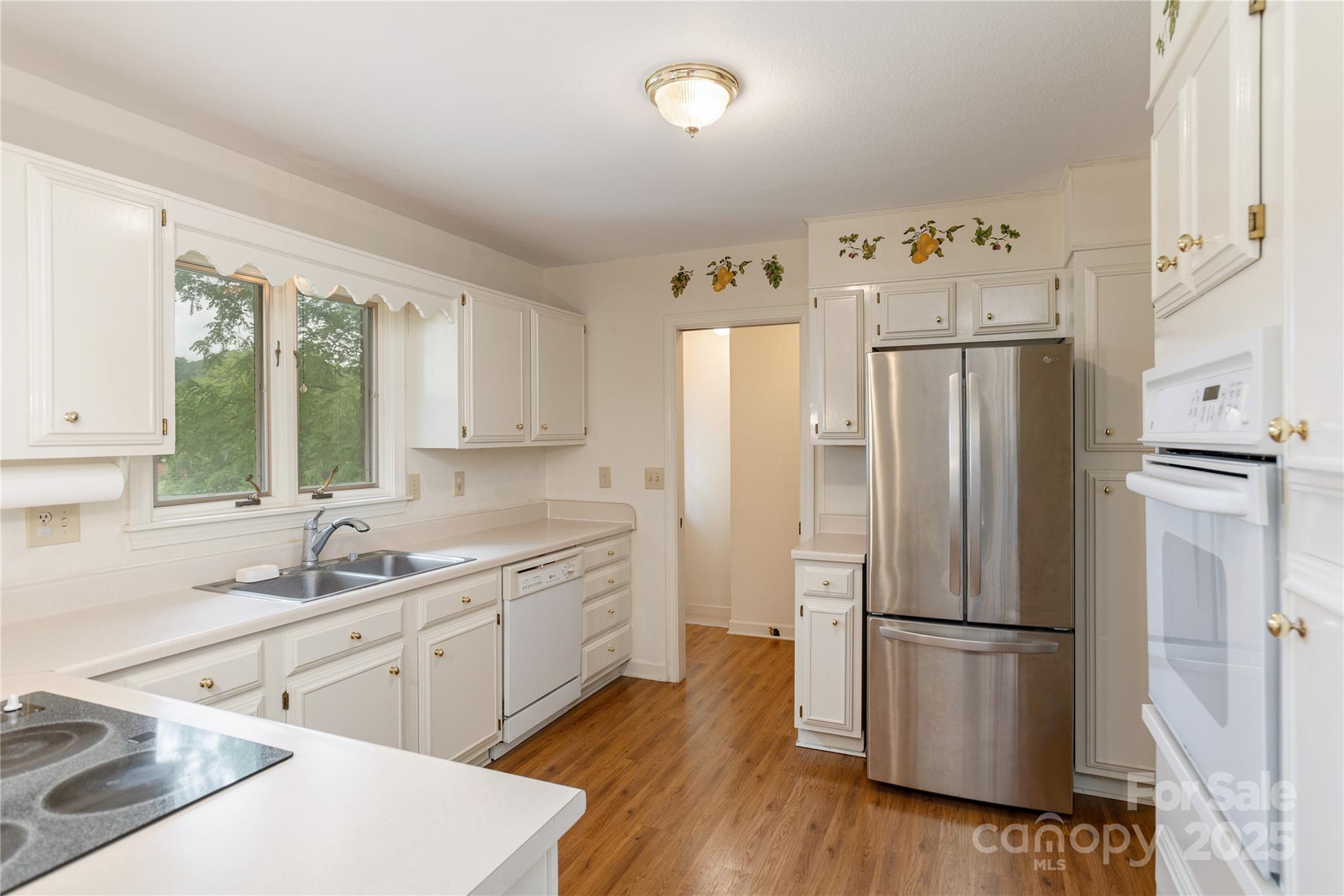 27 Country Road Hendersonville, NC 28791 - Photo 11 of 37 Gallery Image 11