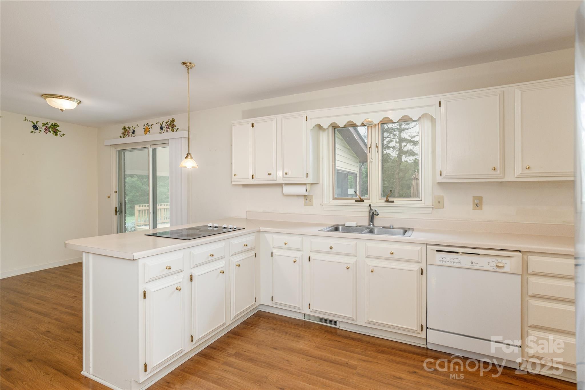 27 Country Road Hendersonville, NC 28791 - Photo 14 of 37 Gallery Image 14