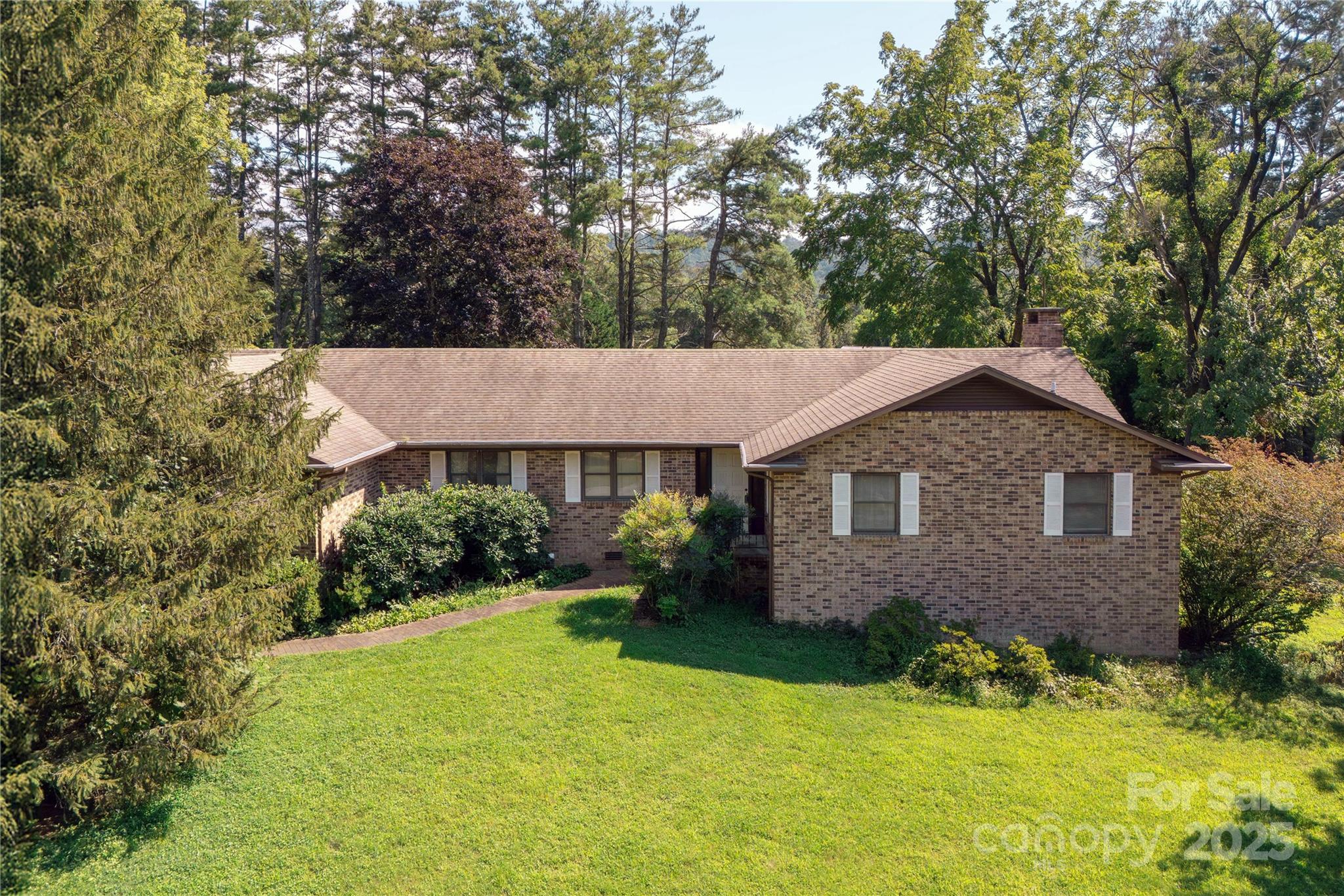 27 Country Road Hendersonville, NC 28791 - Photo 3 of 37 Gallery Image 3