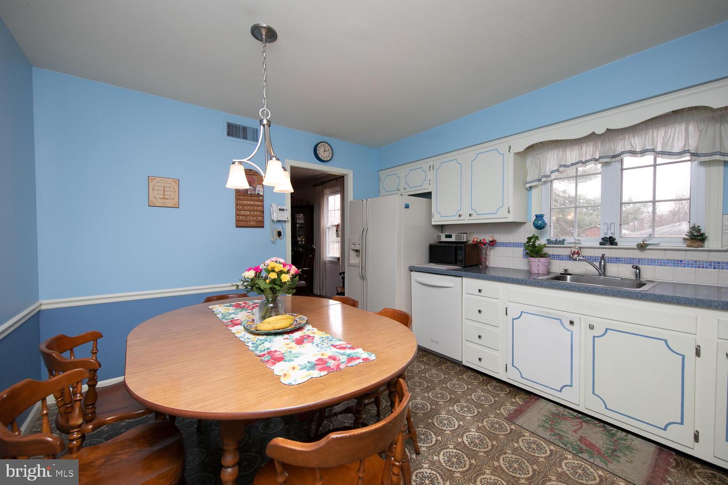 3340 Bartram Road Willow Grove, PA 19090 - Photo 10 of 29 Eat/in Kitchen S/S Sink and Side by Side Fridge