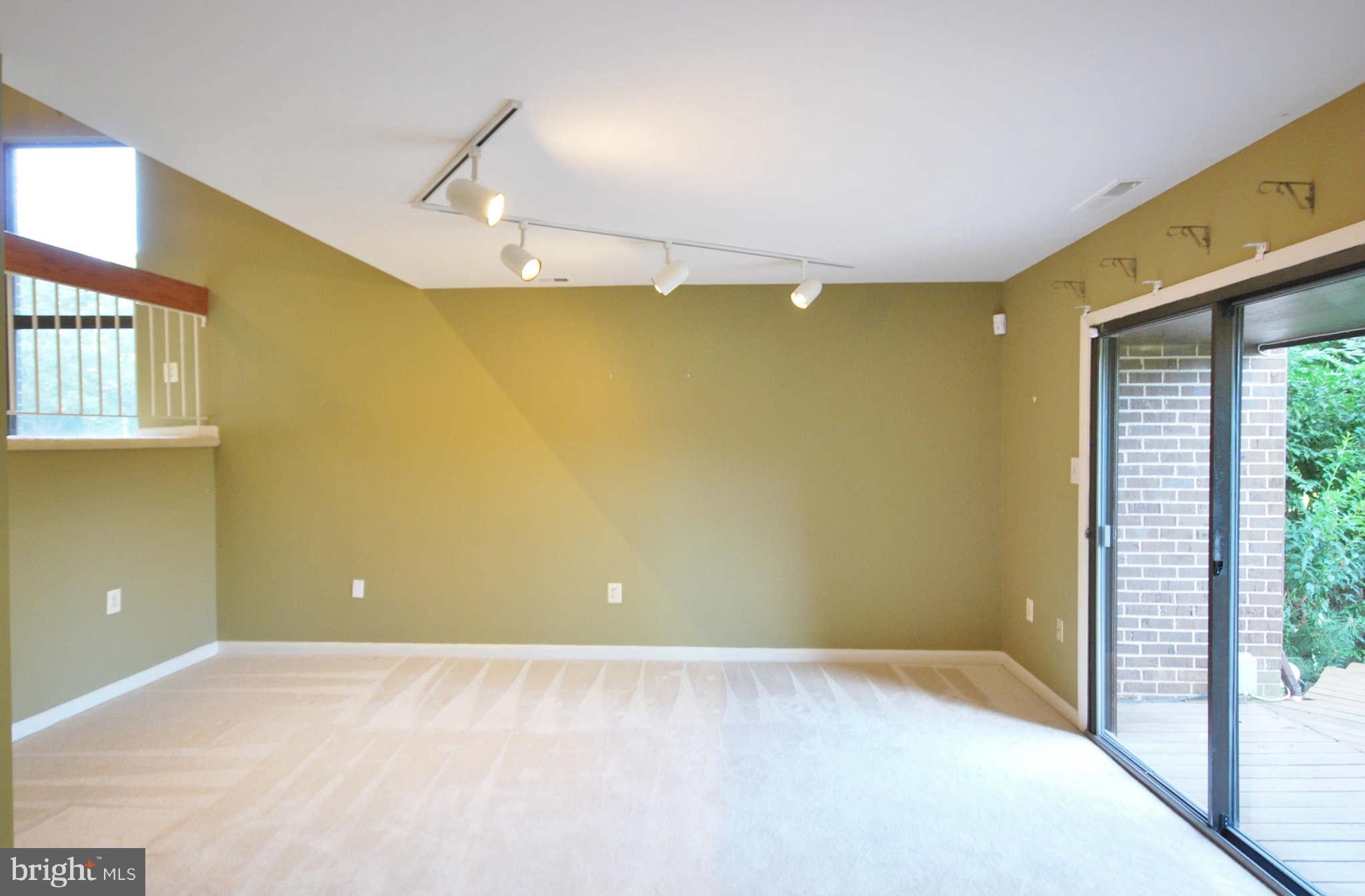 2073 Wethersfield Court Reston, VA 20191 - Photo 11 of 25 Living Room