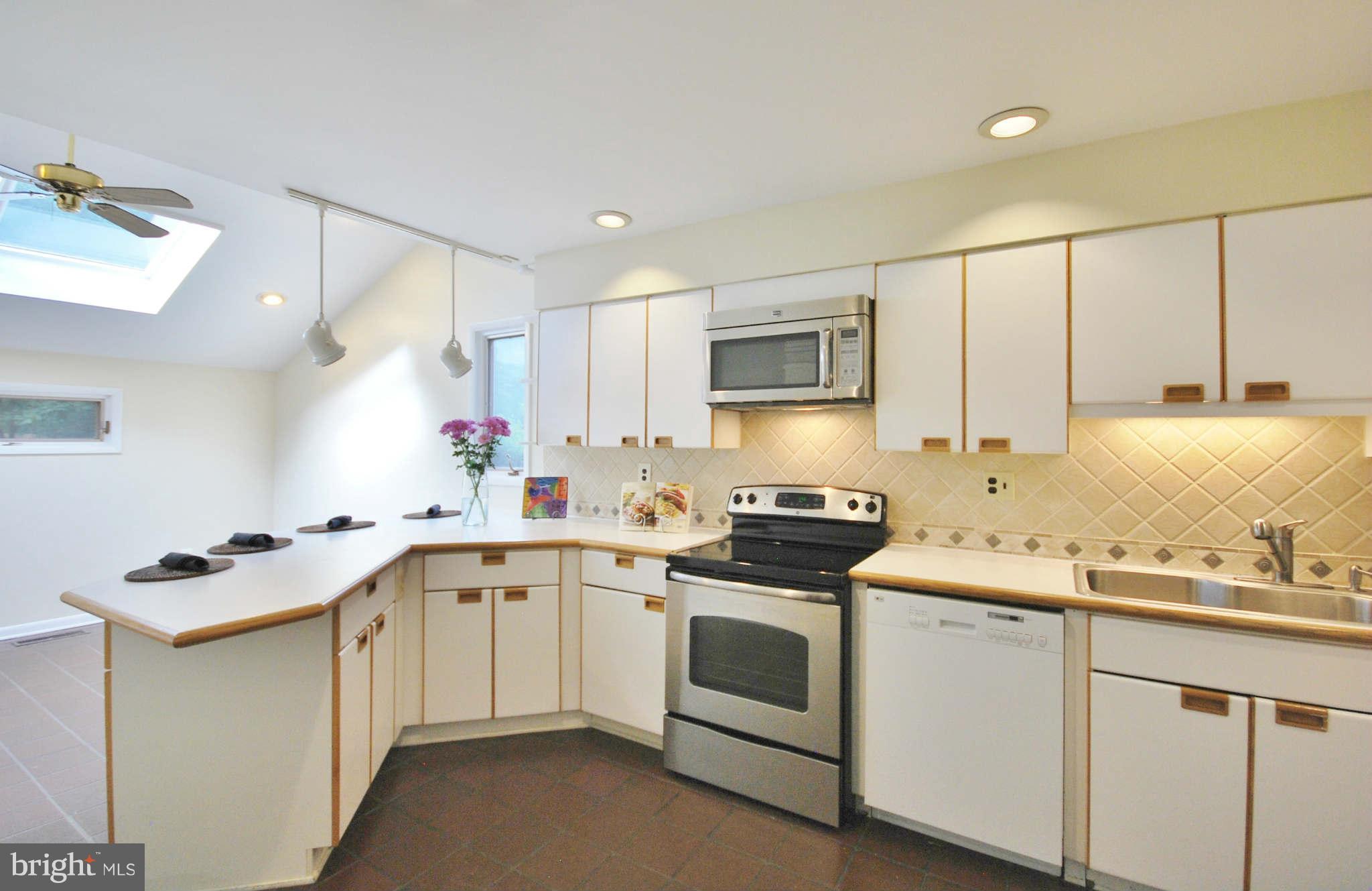 2073 Wethersfield Court Reston, VA 20191 - Photo 16 of 25 Kitchen