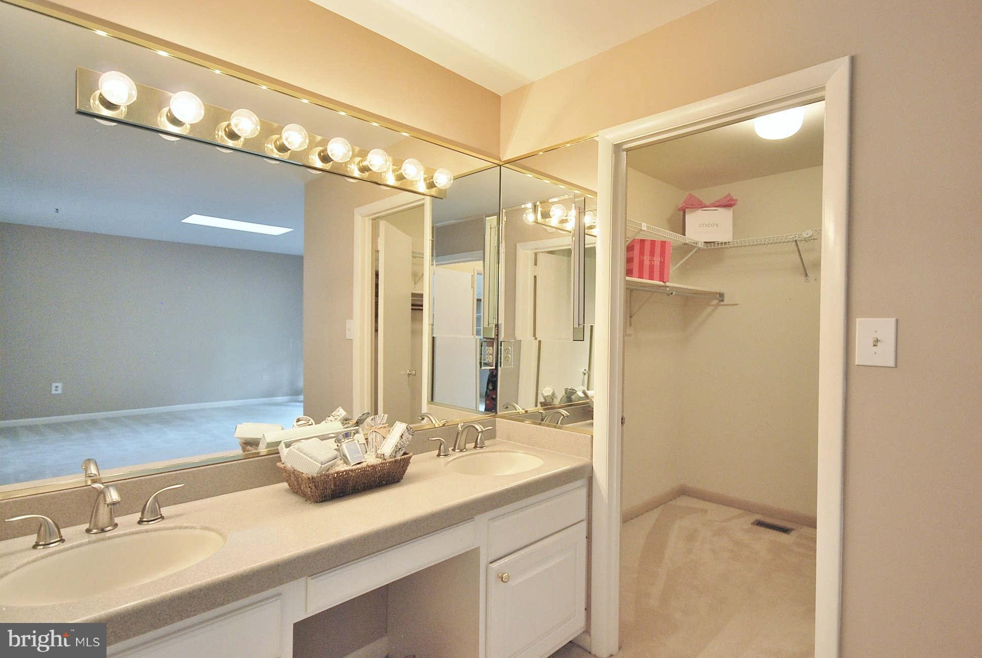 2073 Wethersfield Court Reston, VA 20191 - Photo 18 of 25 Bath (Master)