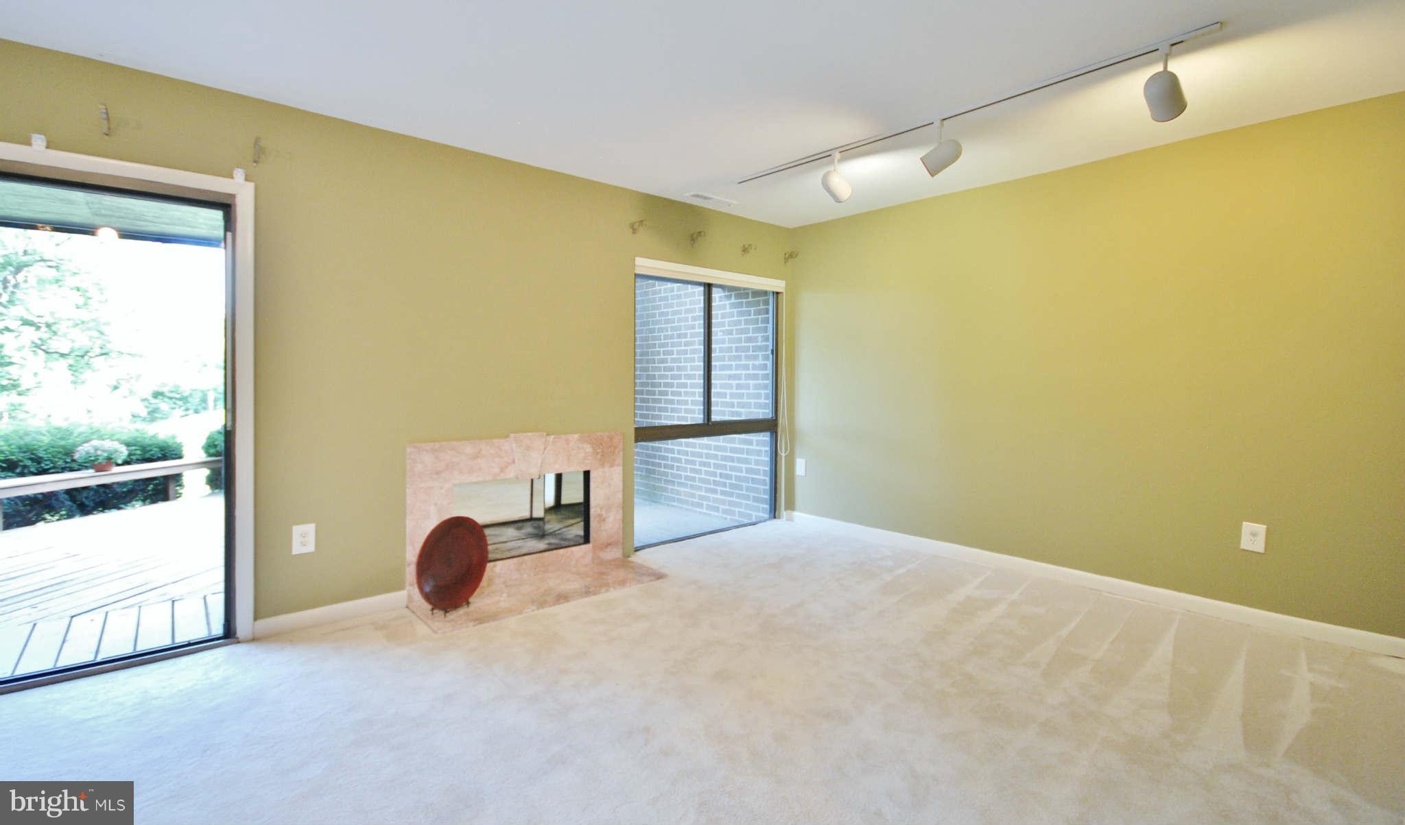 2073 Wethersfield Court Reston, VA 20191 - Photo 9 of 25 Living Room